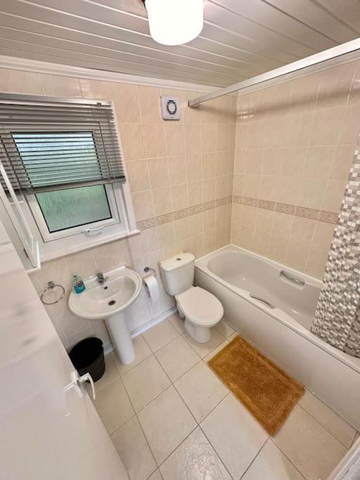 Semi-Detached 1-Bedroom Chalet Uddingston Εξωτερικό φωτογραφία